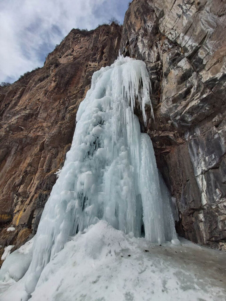 бутаковский водопад алматы зимой