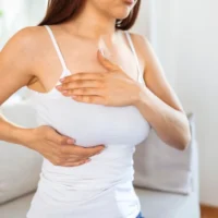 Боль в груди перед месячными